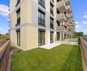 Priestranný 4-izbový byt s dvomi predzáhradkami v projekte Nesto-Petržalka