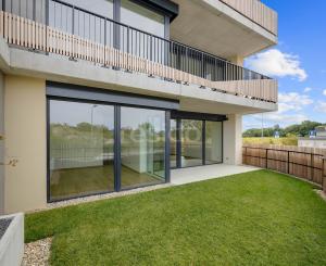 Priestranný 4-izbový byt s dvomi predzáhradkami v projekte Nesto-Petržalka