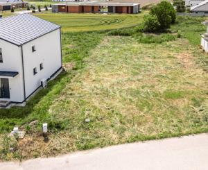 Stavebný pozemok 801 m² v slepej ulici – ideálne miesto pre váš rodinný dom v Kvetoslavove