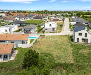 Stavebný pozemok 801 m² v slepej ulici – ideálne miesto pre váš rodinný dom v Kvetoslavove
