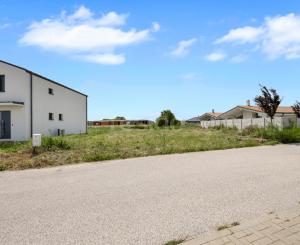 Stavebný pozemok 801 m² v slepej ulici – ideálne miesto pre váš rodinný dom v Kvetoslavove