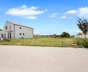 Stavebný pozemok 801 m² v slepej ulici – ideálne miesto pre váš rodinný dom v Kvetoslavove