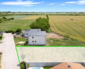 Stavebný pozemok 801 m² v slepej ulici – ideálne miesto pre váš rodinný dom v Kvetoslavove