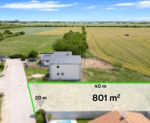 Stavebný pozemok 801 m² v slepej ulici – ideálne miesto pre váš rodinný dom v Kvetoslavove