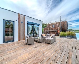 Exkluzívna novostavba hausbótu s veľkorysou terasou a výhľadom na Jarovecké rameno