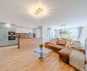 Exkluzívna novostavba hausbótu s veľkorysou terasou a výhľadom na Jarovecké rameno