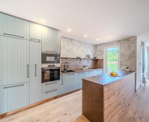 Exkluzívna novostavba hausbótu s veľkorysou terasou a výhľadom na Jarovecké rameno