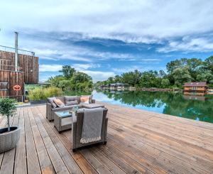 Exkluzívna novostavba hausbótu s veľkorysou terasou a výhľadom na Jarovecké rameno