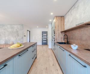 Exkluzívna novostavba hausbótu s veľkorysou terasou a výhľadom na Jarovecké rameno