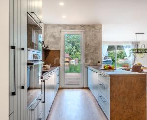 Exkluzívna novostavba hausbótu s veľkorysou terasou a výhľadom na Jarovecké rameno