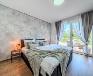 Exkluzívna novostavba hausbótu s veľkorysou terasou a výhľadom na Jarovecké rameno