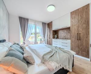 Exkluzívna novostavba hausbótu s veľkorysou terasou a výhľadom na Jarovecké rameno