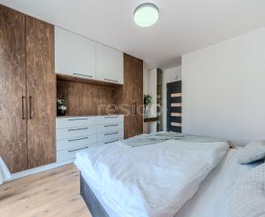 Exkluzívna novostavba hausbótu s veľkorysou terasou a výhľadom na Jarovecké rameno