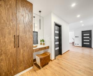 Exkluzívna novostavba hausbótu s veľkorysou terasou a výhľadom na Jarovecké rameno