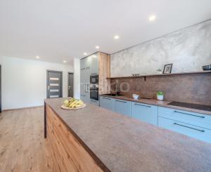 Exkluzívna novostavba hausbótu s veľkorysou terasou a výhľadom na Jarovecké rameno