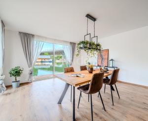 Exkluzívna novostavba hausbótu s veľkorysou terasou a výhľadom na Jarovecké rameno