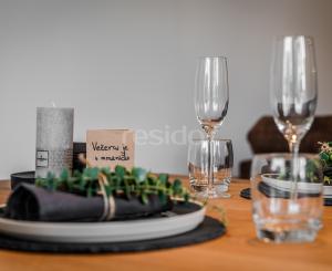 Exkluzívna novostavba hausbótu s veľkorysou terasou a výhľadom na Jarovecké rameno