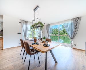 Exkluzívna novostavba hausbótu s veľkorysou terasou a výhľadom na Jarovecké rameno