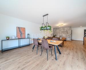 Exkluzívna novostavba hausbótu s veľkorysou terasou a výhľadom na Jarovecké rameno