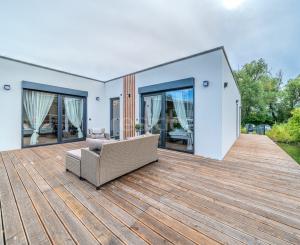 Exkluzívna novostavba hausbótu s veľkorysou terasou a výhľadom na Jarovecké rameno