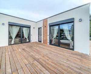 Exkluzívna novostavba hausbótu s veľkorysou terasou a výhľadom na Jarovecké rameno