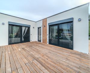 Exkluzívna novostavba hausbótu s veľkorysou terasou a výhľadom na Jarovecké rameno