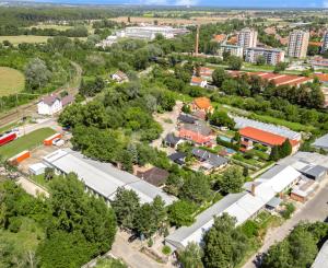 ZNÍŽENÁ CENA | Komerčný areál s halou, kanceláriami a rodinným domom v meste Holíč