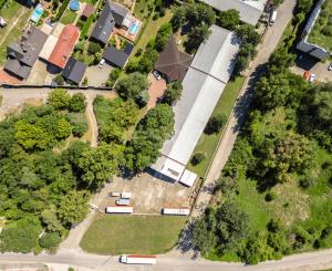 ZNÍŽENÁ CENA | Komerčný areál s halou, kanceláriami a rodinným domom v meste Holíč