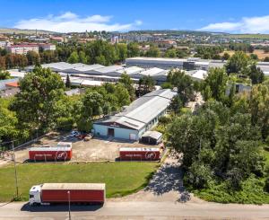 ZNÍŽENÁ CENA | Komerčný areál s halou, kanceláriami a rodinným domom v meste Holíč