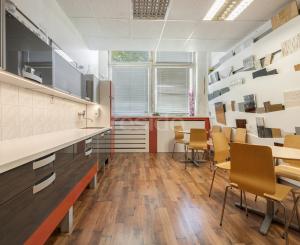 ZNÍŽENÁ CENA | Komerčný areál s halou, kanceláriami a rodinným domom v meste Holíč