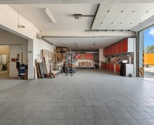 ZNÍŽENÁ CENA | Komerčný areál s halou, kanceláriami a rodinným domom v meste Holíč