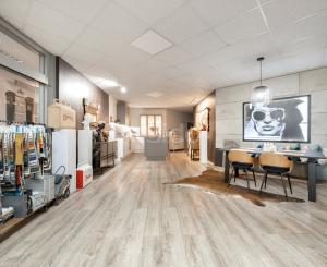 ZNÍŽENÁ CENA | Komerčný areál s halou, kanceláriami a rodinným domom v meste Holíč