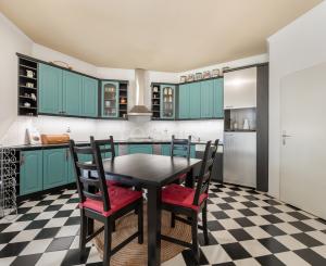 ZNÍŽENÁ CENA | Komerčný areál s halou, kanceláriami a rodinným domom v meste Holíč