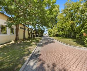 ZNÍŽENÁ CENA | Komerčný areál s halou, kanceláriami a rodinným domom v meste Holíč