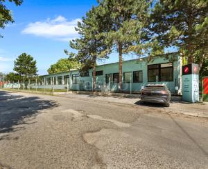 ZNÍŽENÁ CENA | Komerčný areál s halou, kanceláriami a rodinným domom v meste Holíč