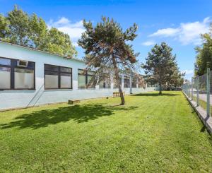 ZNÍŽENÁ CENA | Komerčný areál s halou, kanceláriami a rodinným domom v meste Holíč