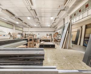 ZNÍŽENÁ CENA | Komerčný areál s halou, kanceláriami a rodinným domom v meste Holíč