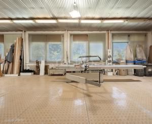 ZNÍŽENÁ CENA | Komerčný areál s halou, kanceláriami a rodinným domom v meste Holíč