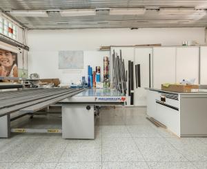 ZNÍŽENÁ CENA | Komerčný areál s halou, kanceláriami a rodinným domom v meste Holíč