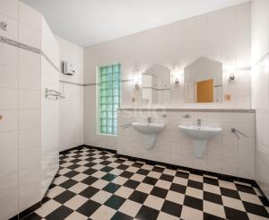 ZNÍŽENÁ CENA | Komerčný areál s halou, kanceláriami a rodinným domom v meste Holíč