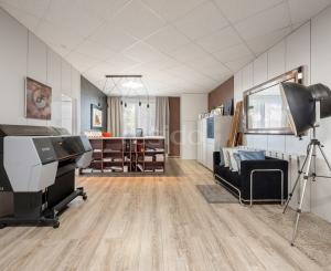 ZNÍŽENÁ CENA | Komerčný areál s halou, kanceláriami a rodinným domom v meste Holíč