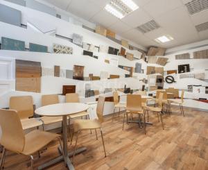 ZNÍŽENÁ CENA | Komerčný areál s halou, kanceláriami a rodinným domom v meste Holíč