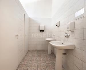 ZNÍŽENÁ CENA | Komerčný areál s halou, kanceláriami a rodinným domom v meste Holíč