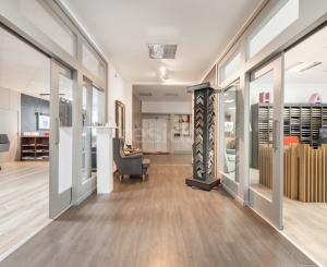 ZNÍŽENÁ CENA | Komerčný areál s halou, kanceláriami a rodinným domom v meste Holíč