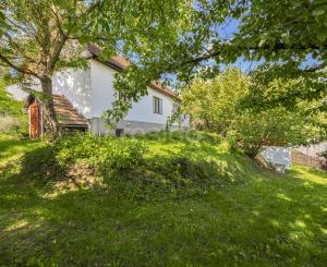 Rodinný domček v obci Zlatno s veľkou záhradou, ktorý ponúka priestor na relax aj každodenný život