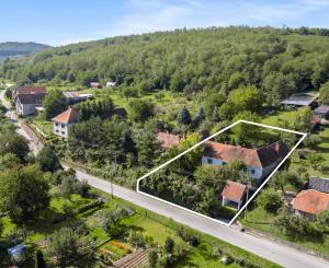 Rodinný domček v obci Zlatno s veľkou záhradou, ktorý ponúka priestor na relax aj každodenný život