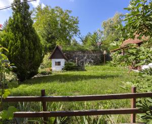 Rodinný domček v obci Zlatno s veľkou záhradou, ktorý ponúka priestor na relax aj každodenný život