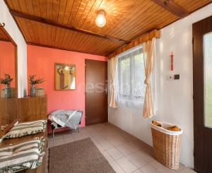 Rodinný domček v obci Zlatno s veľkou záhradou, ktorý ponúka priestor na relax aj každodenný život