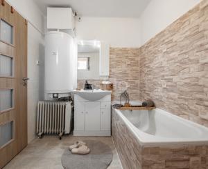 Rodinný domček v obci Zlatno s veľkou záhradou, ktorý ponúka priestor na relax aj každodenný život