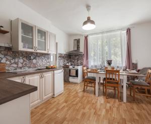 Rodinný domček v obci Zlatno s veľkou záhradou, ktorý ponúka priestor na relax aj každodenný život